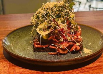 Brød og Snaps: Traditionelt dansk smørrebrød i hyggelige omgivelser i Fredericia