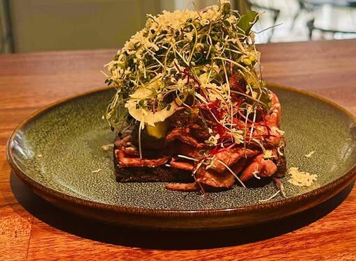 Brød og Snaps: Traditionelt dansk smørrebrød i hyggelige omgivelser i Fredericia